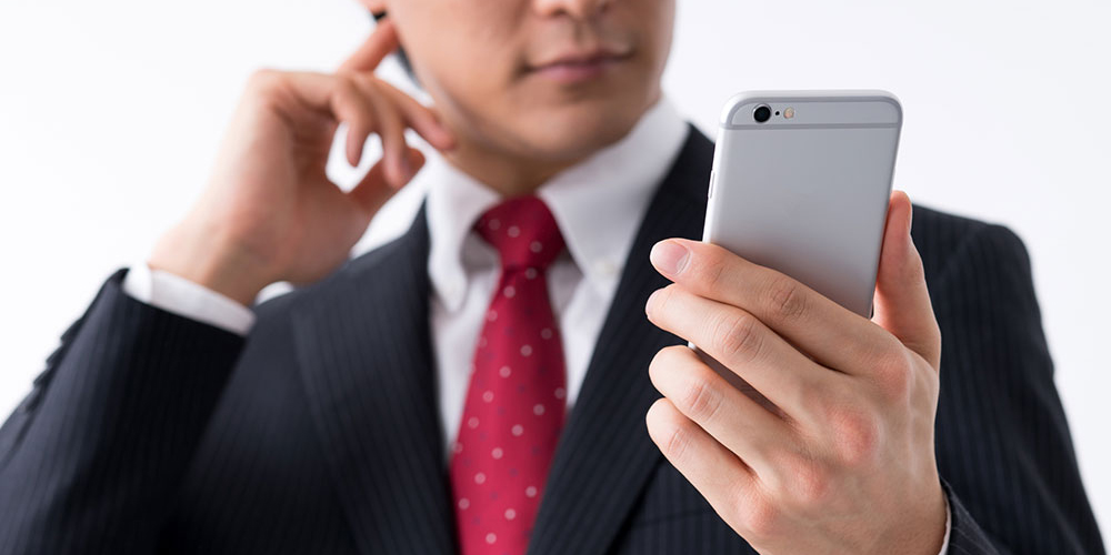 スマホを見るビジネスマン