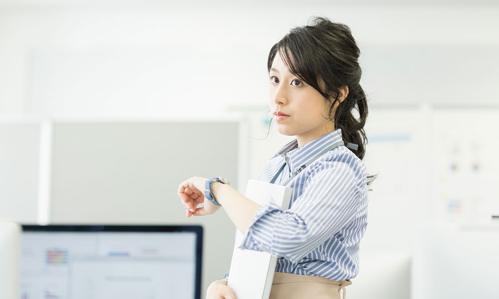 時間を気にしている女性