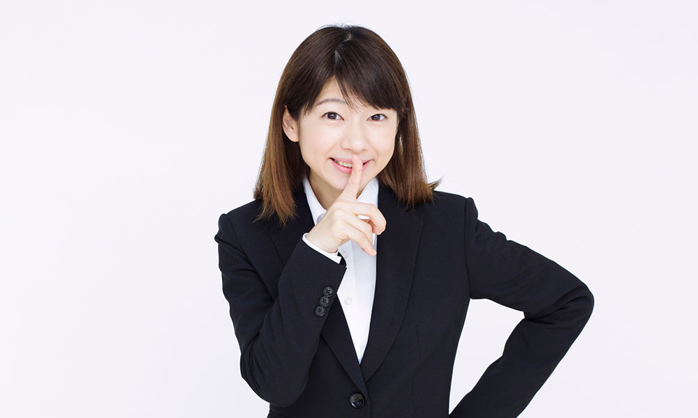内緒を示唆する女性