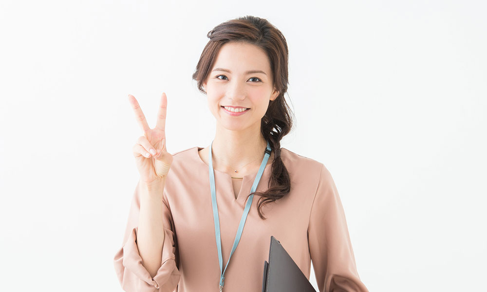 ピースをする女性