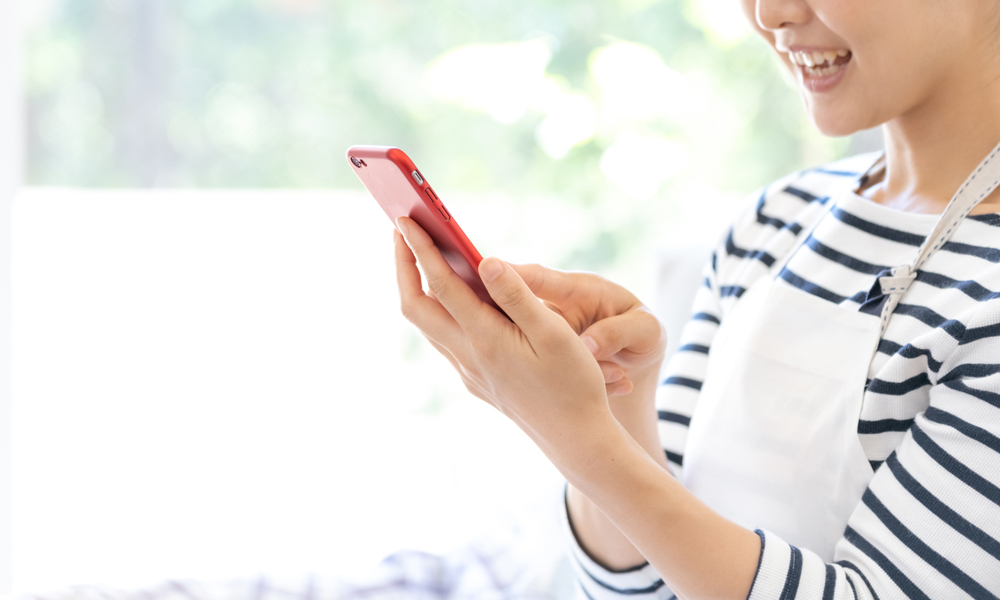スマホで借入申込する女性