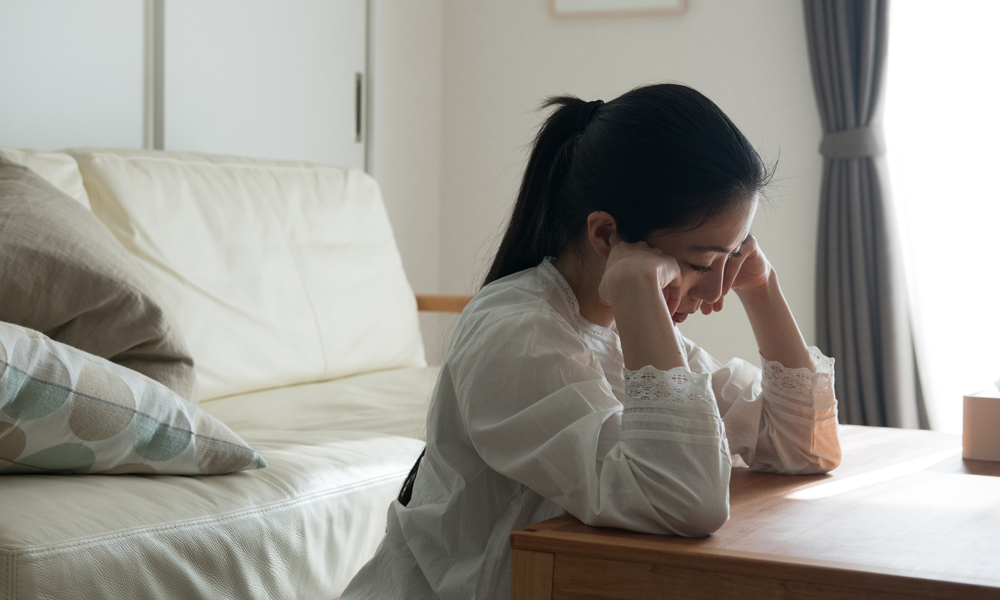 悩んでいる女性